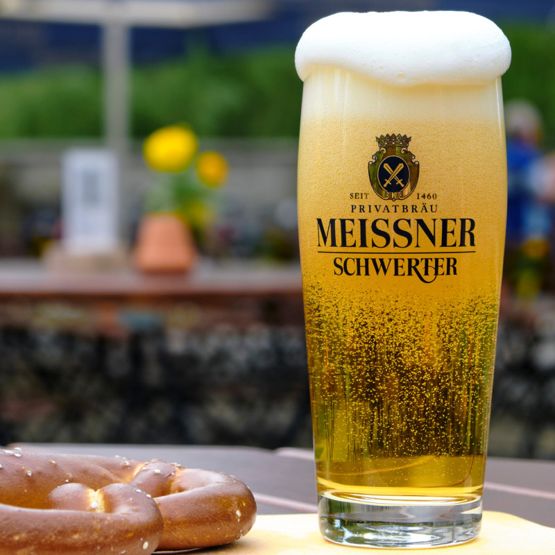 Bierglas und Brezel